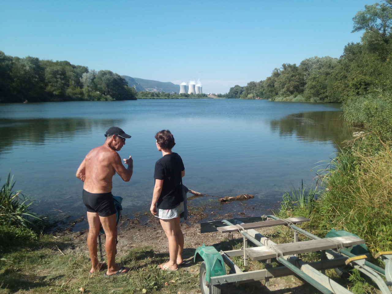 Julia Seeliger vor einem Atomkraftwerk